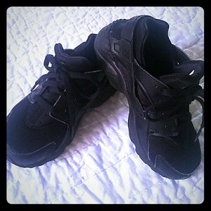 Black Nike Hauraches